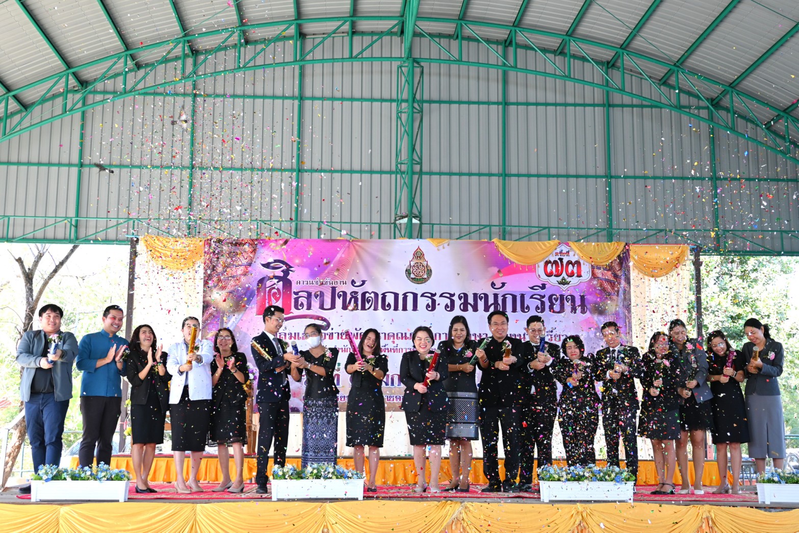นางดวงใจ ชัยสิทธิ์ รอง ผอ.สพป.ฉะเชิงเทรา เขต 1 เป็นประธานเปิดงาน "ศิลปหัตถกรรมนักเรียน" กลุ่มเครือข่ายพัฒนาคุณภาพการศึกษาบางน้ำเปรี้ยว 1