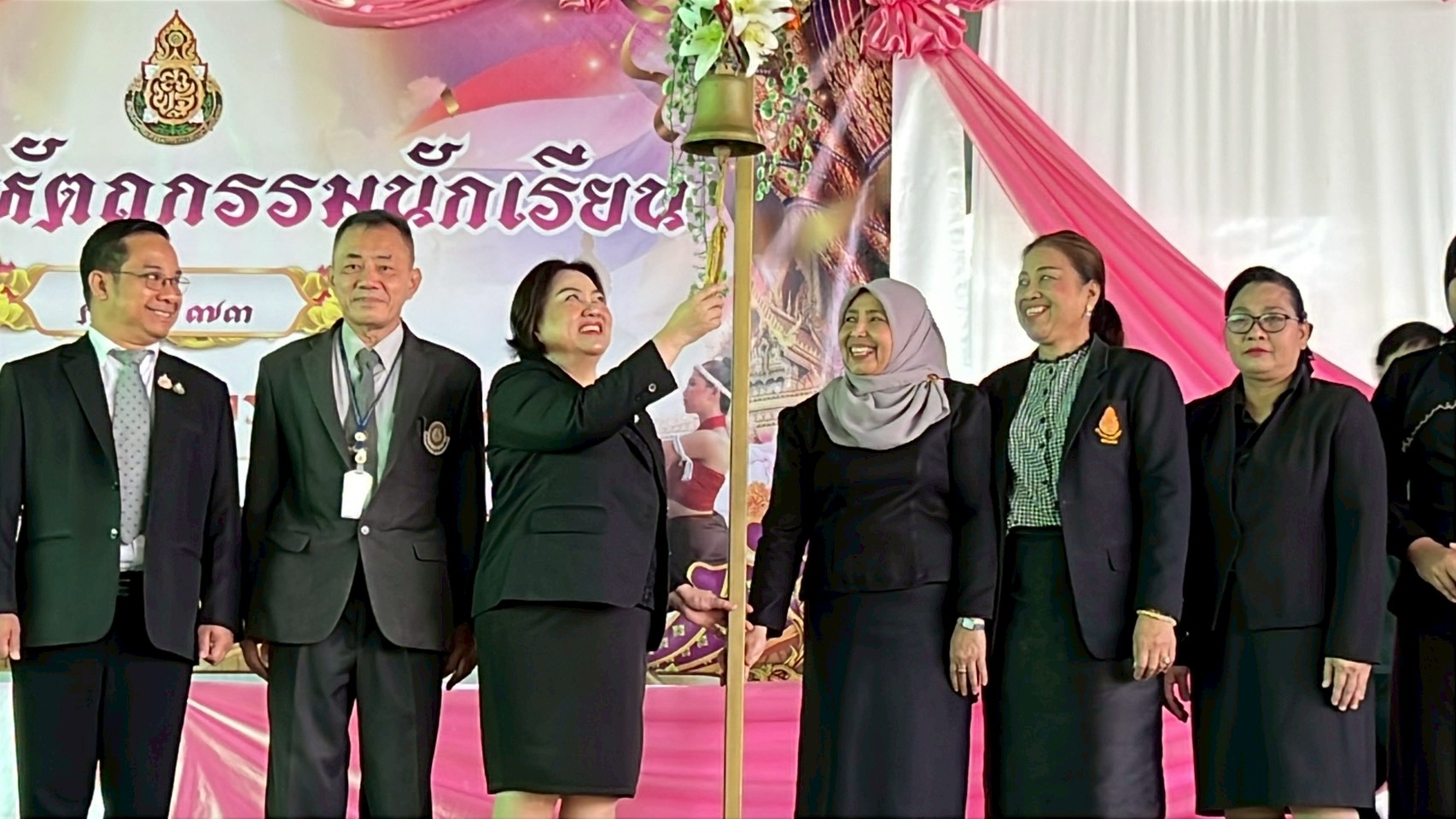 นางดวงใจ ชัยสิทธิ์ รอง ผอ.สพป.ฉะเชิงเทรา เขต 1 เป็นประธานเปิดงาน "ศิลปหัตถกรรมนักเรียน" กลุ่มเครือข่ายพัฒนาคุณภาพการศึกษาบางน้ำเปรี้ยว 3