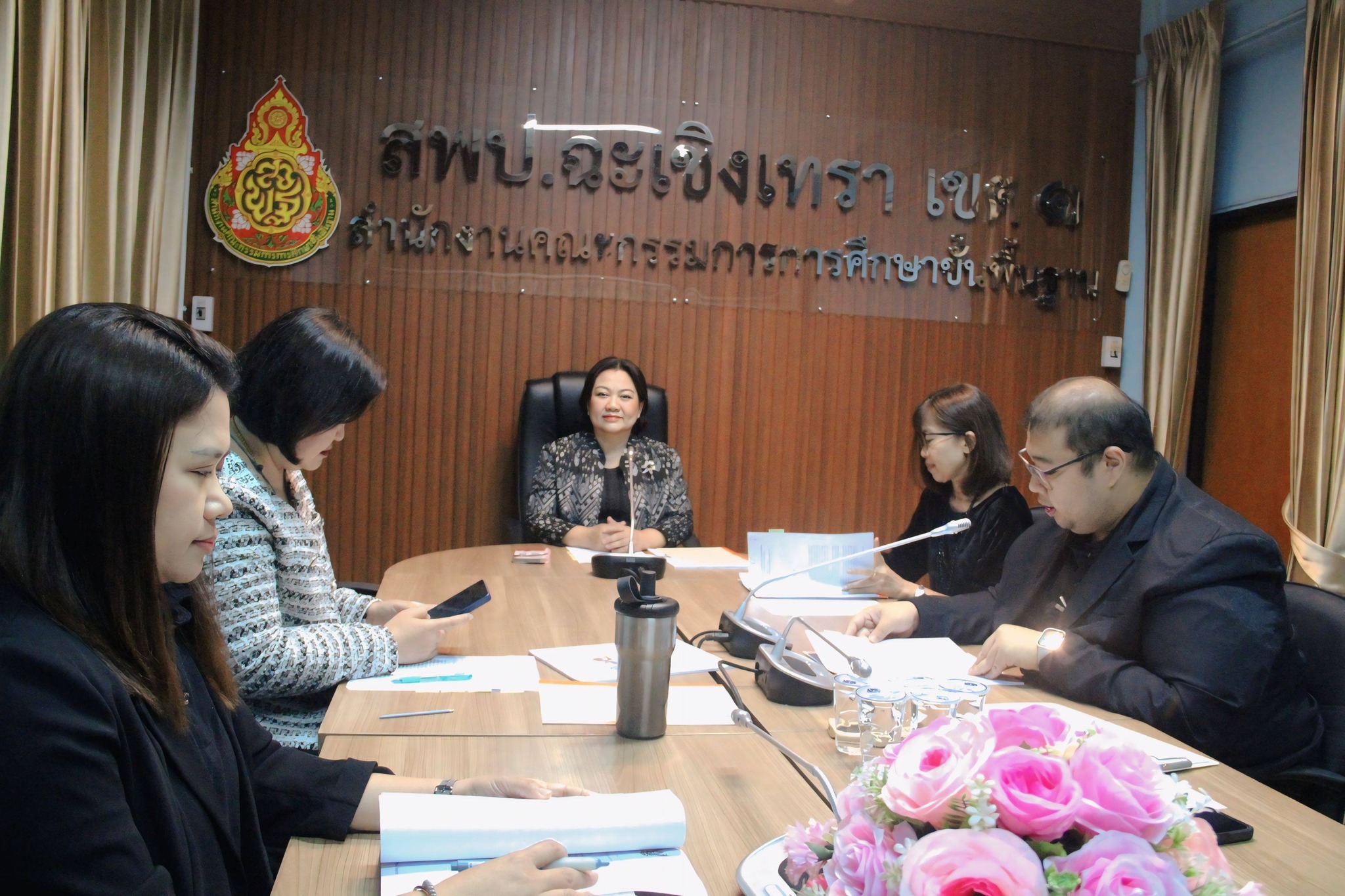นางดวงใจ ชัยสิทธิ์ รอง ผอ.สพป.ฉะเชิงเทรา เขต 1 เป็นประธานดำเนินการประชุมเพื่อพิจารณาคัดเลือกนักเรียนเพื่อขอรับทุน